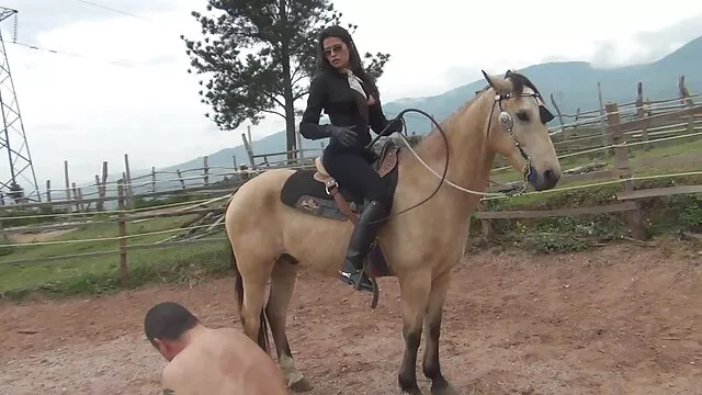 彼女は椅子の上に素敵な服を持っています イケメン エロ 動画 アニメ