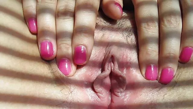 彼女は鶏の笑顔を食べ、それにジャンプします クンニ イケメン 動画