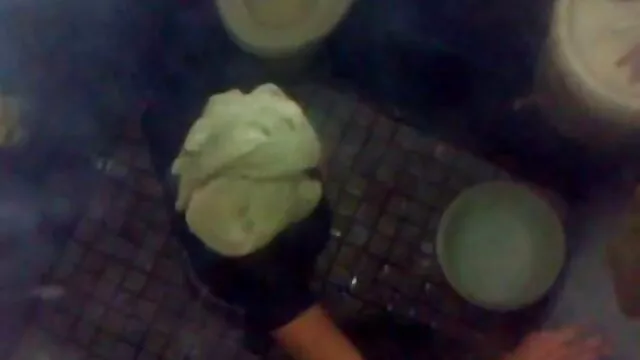 ベッドで古い友人を満たすために機会を取る イケメン エロ 動画