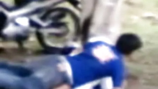 美しい雌犬は彼女の足と剃毛猫を示しています イケメン セックス 無料