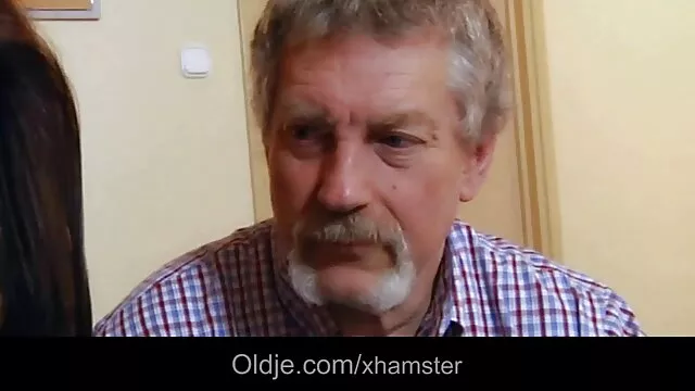 ホテルで写真を撮る 無料 動画 アダルト イケメン