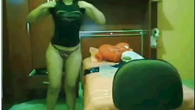 扁桃腺の口を取る イケメン 熟女 動画