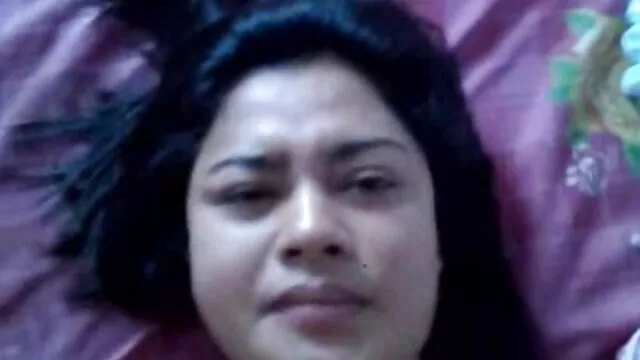 成熟した女性Katyaはシャワーの後に掃除をしています イケメン 無料 アダルト 動画