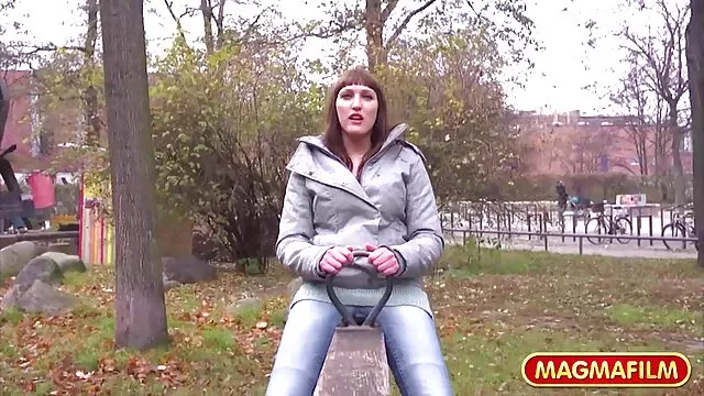 ルドミラという名前の子供は、ありふれた光景の通りにあります イケメン 熟女 動画